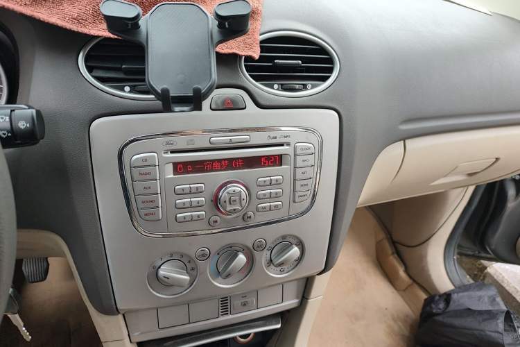 Used Ford Focus 2013 Sedan Classic 1.8L Manual Base Model Audio And AC Panel