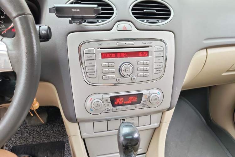 Used Ford Focus 2013 Hatchback Classic 1.8L Automatic Fashion Edition Audio And AC Panel