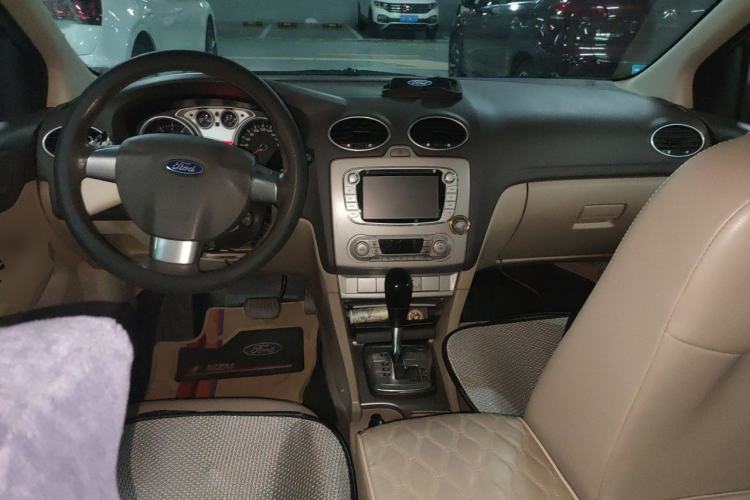 Used Ford Focus 2013 Sedan Classic 1.8L Automatic Fashion Edition Center Console
