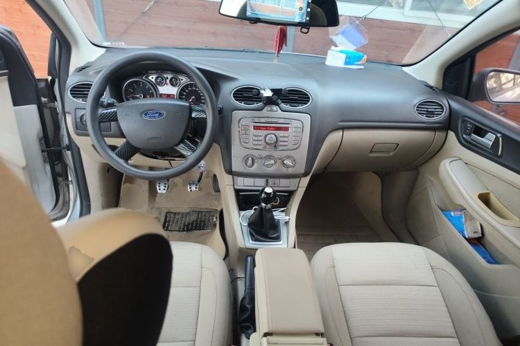 Used Ford Focus 2013 Sedan Classic 1.8L Manual Base Model Center Console