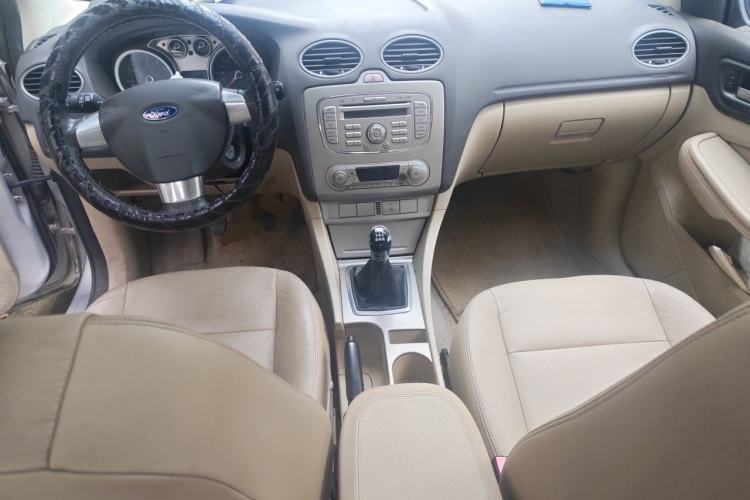 Used Ford Focus 2013 Sedan Classic 1.8L Manual Fashion Edition Center Console