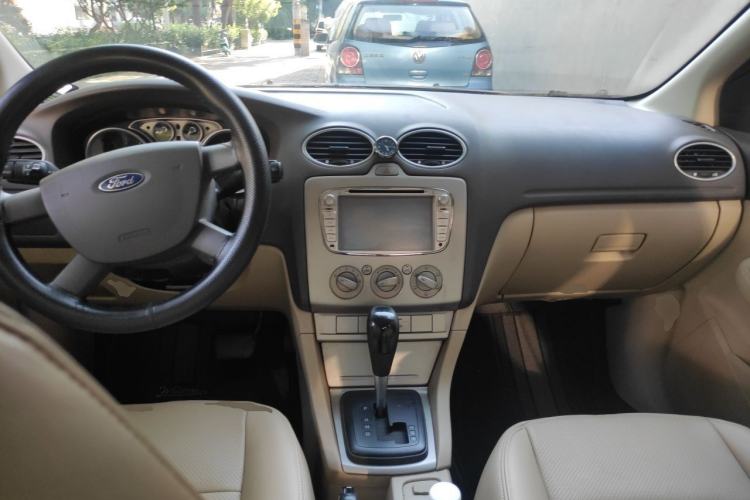 Used Ford Focus 2013 Sedan Classic 1.8L Automatic Base Model Center Console