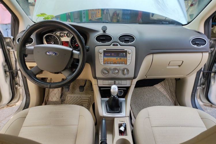 Used Ford Focus 2013 Sedan Classic 1.8L Manual Base Model Center Console