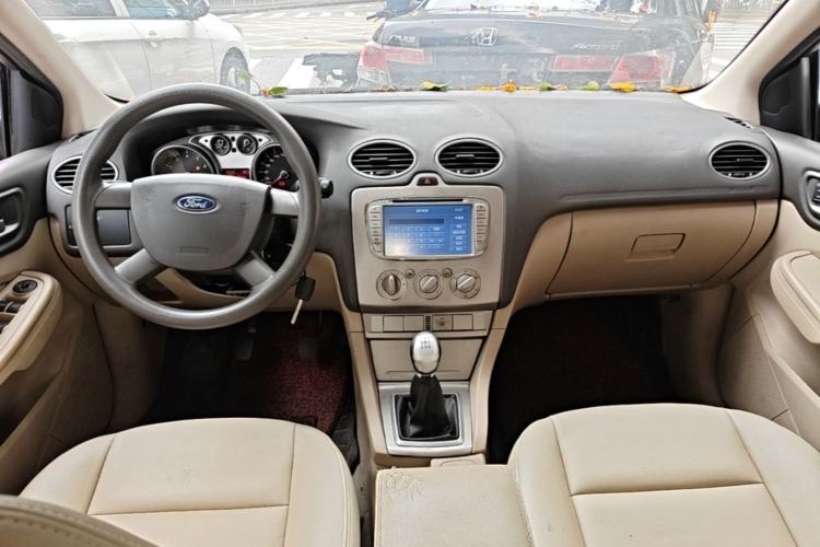 Used Ford Focus 2013 Sedan Classic 1.8L Manual Base Model Center Console