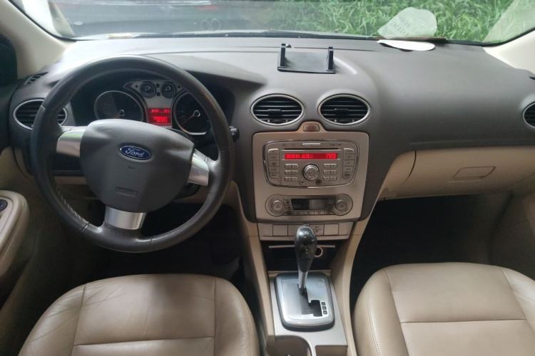 Used Ford Focus 2013 Hatchback Classic 1.8L Automatic Fashion Edition Center Console