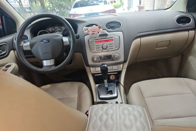 Used Ford Focus 2013 Hatchback Classic 1.8L Automatic Fashion Edition Center Console