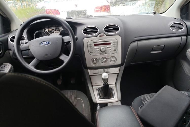 Used Ford Focus 2013 Hatchback Classic 1.8L Manual Base Model Center Console