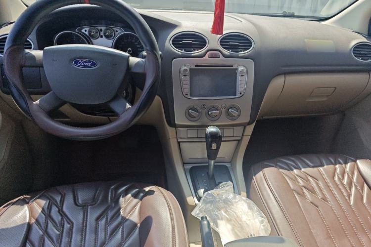Used Ford Focus 2013 Sedan Classic 1.8L Automatic Base Model Center Console