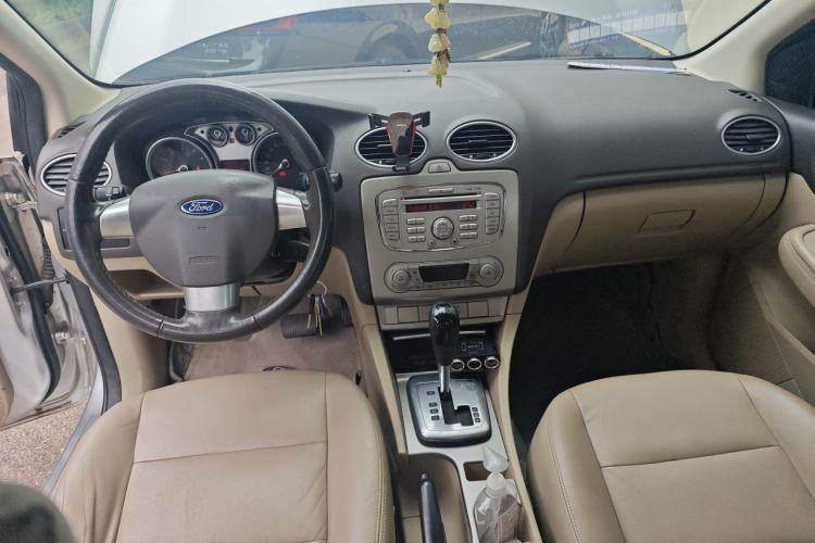 Used Ford Focus 2013 Sedan Classic 1.8L Automatic Fashion Edition Center Console