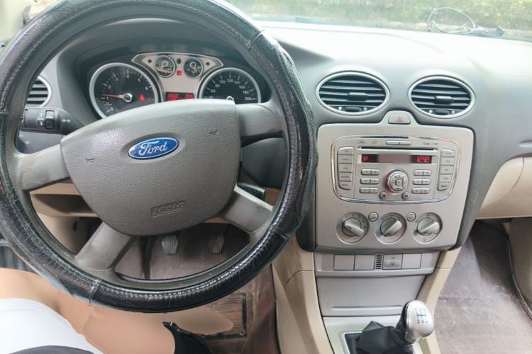 Used Ford Focus 2013 Sedan Classic 1.8L Manual Base Model Center Console