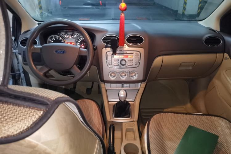 Used Ford Focus 2013 Sedan Classic 1.8L Manual Base Model Center Console