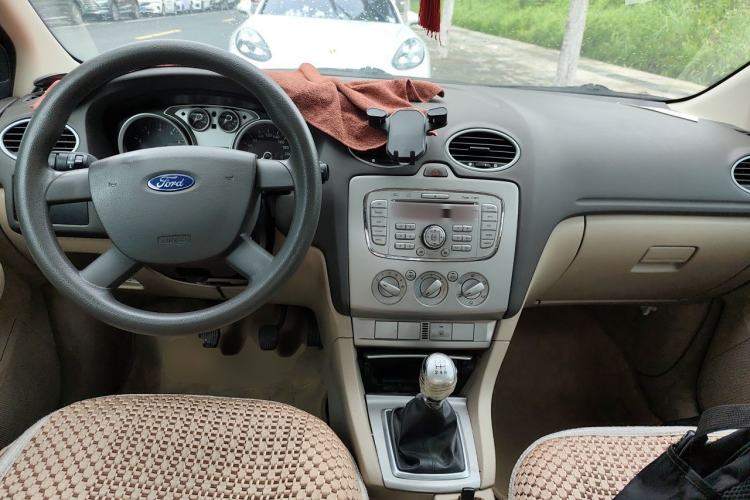 Used Ford Focus 2013 Sedan Classic 1.8L Manual Base Model Center Console