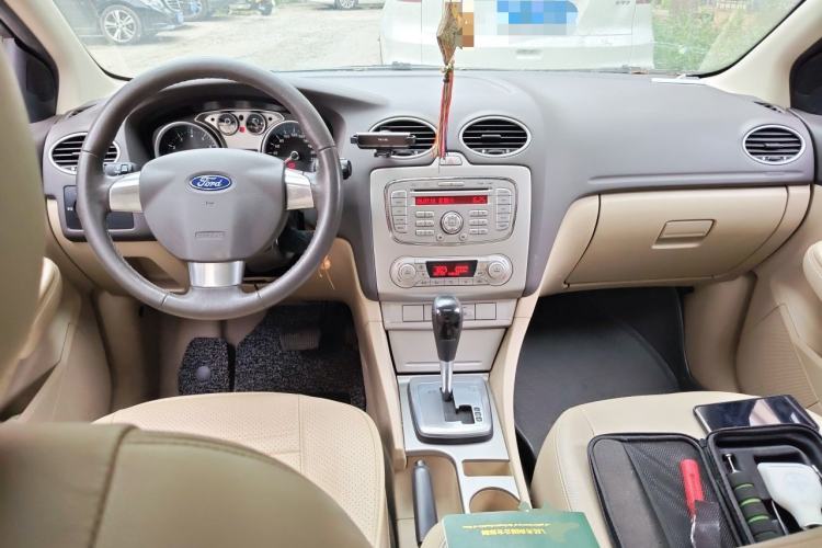 Used Ford Focus 2013 Hatchback Classic 1.8L Automatic Fashion Edition Center Console