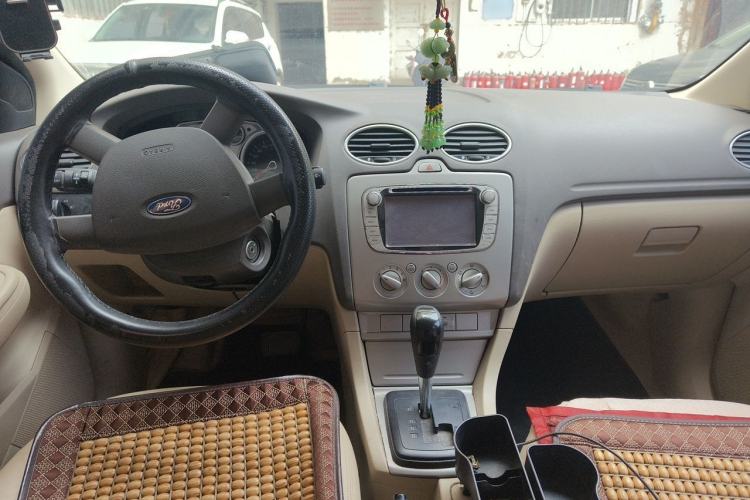 Used Ford Focus 2013 Sedan Classic 1.8L Automatic Base Model Center Console