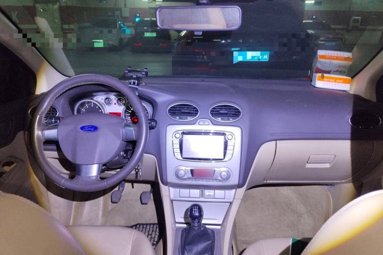Used Ford Focus 2013 Sedan Classic 1.8L Manual Fashion Edition Center Console