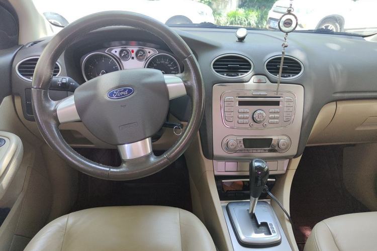 Used Ford Focus 2013 Sedan Classic 1.8L Automatic Fashion Edition Center Console