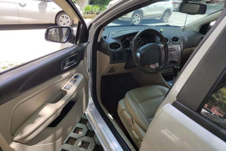 Used Ford Focus 2013 Sedan Classic 1.8L Automatic Fashion Edition Driver Seat