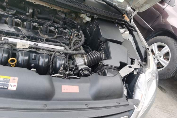 Used Ford Focus 2013 Sedan Classic 1.8L Manual Base Model Engine Bay Left