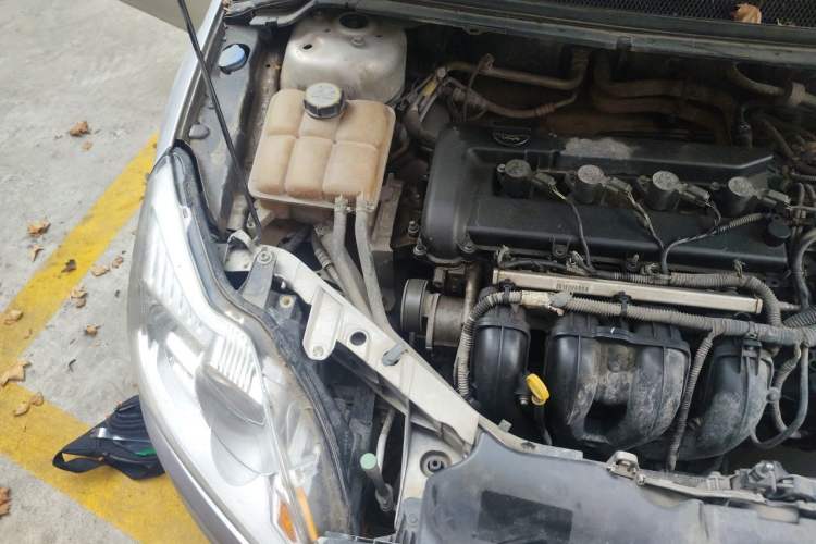 Used Ford Focus 2013 Sedan Classic 1.8L Manual Base Model Engine Bay Right