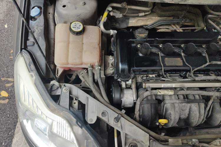 Used Ford Focus 2013 Sedan Classic 1.8L Manual Base Model Engine Bay Right