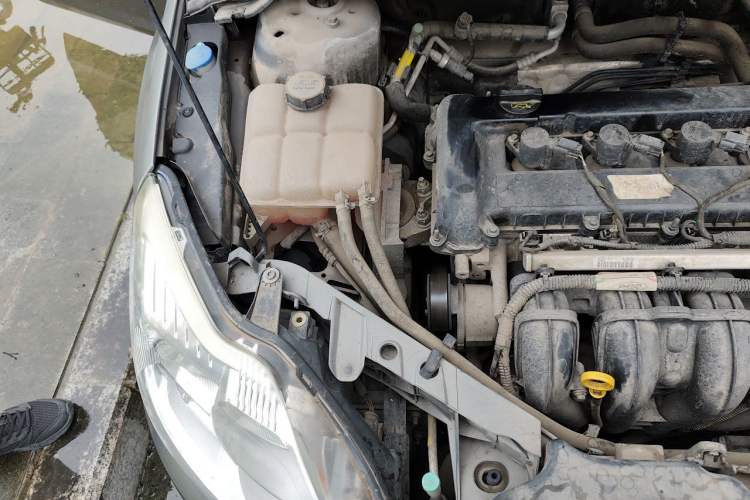 Used Ford Focus 2013 Sedan Classic 1.8L Manual Base Model Engine Bay Right
