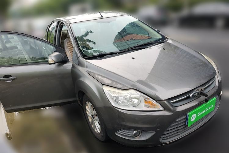 Used Ford Focus 2013 Sedan Classic 1.8L Manual Base Model Front Right 45 Deg