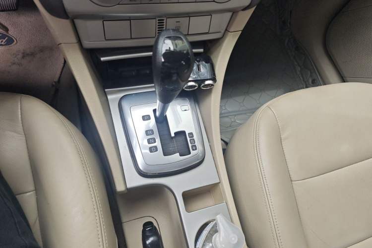 Used Ford Focus 2013 Sedan Classic 1.8L Automatic Fashion Edition Gear Lever
