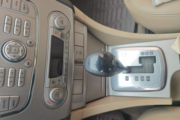 Used Ford Focus 2013 Sedan Classic 1.8L Automatic Fashion Edition Gear Lever