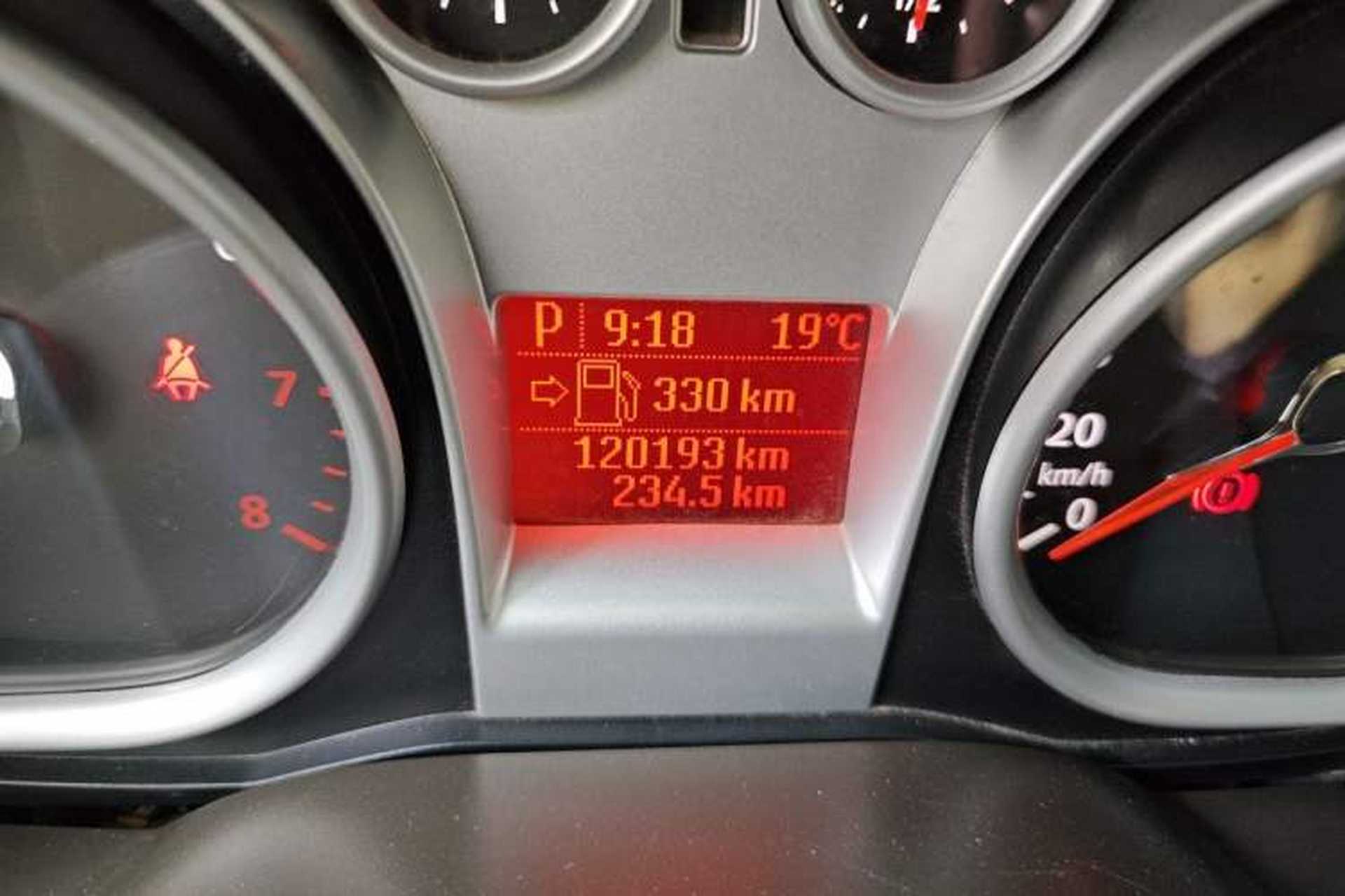 Used Ford Focus 2013 Sedan Classic 1.8L Automatic Fashion Edition Odometer Close Up