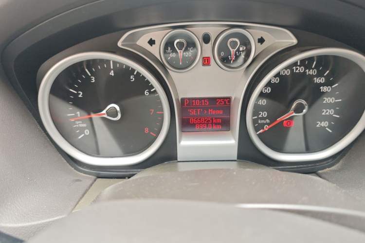 Used Ford Focus 2013 Sedan Classic 1.8L Automatic Fashion Edition Odometer Close Up