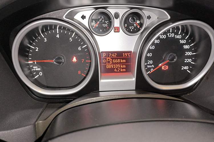 Used Ford Focus 2013 Sedan Classic 1.8L Automatic Fashion Edition Odometer Close Up