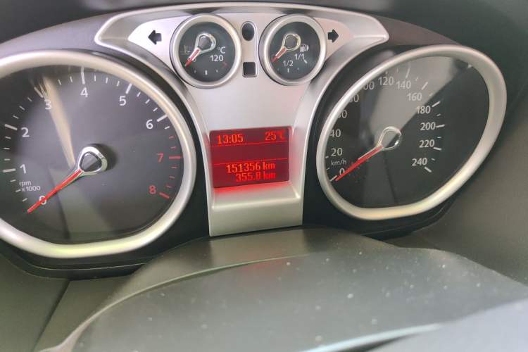 Used Ford Focus 2013 Sedan Classic 1.8L Automatic Fashion Edition Odometer Close Up