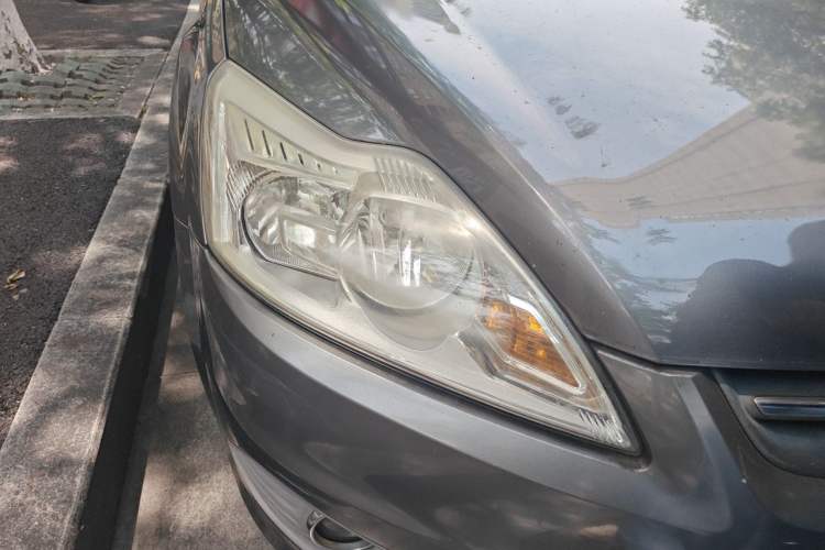 Used Ford Focus 2013 Sedan Classic 1.8L Manual Base Model Right Front Headlight