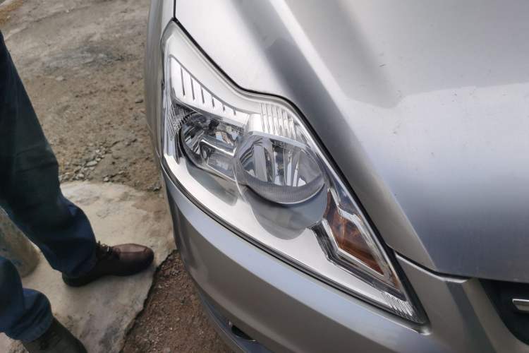Used Ford Focus 2013 Sedan Classic 1.8L Manual Base Model Right Front Headlight
