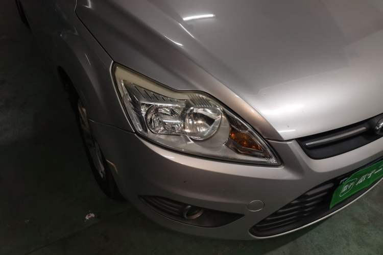 Used Ford Focus 2013 Sedan Classic 1.8L Manual Base Model Right Front Headlight