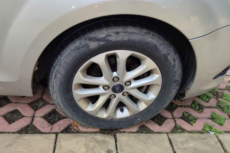 Used Ford Focus 2013 Sedan Classic 1.8L Automatic Base Model Right Front Wheel Hub