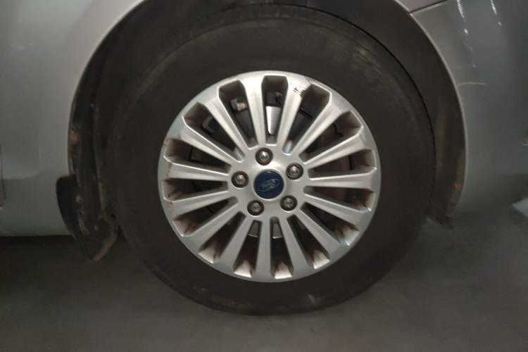 Used Ford Focus 2013 Sedan Classic 1.8L Automatic Fashion Edition Right Front Wheel Hub