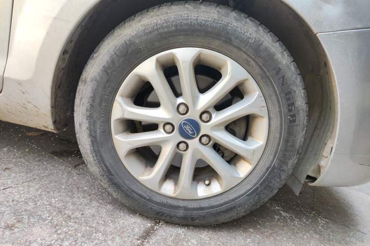 Used Ford Focus 2013 Sedan Classic 1.8L Manual Base Model Right Front Wheel Hub