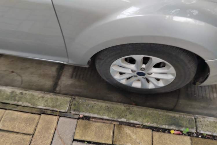 Used Ford Focus 2013 Sedan Classic 1.8L Automatic Base Model Right Front Wheel Hub