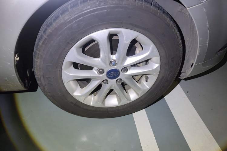 Used Ford Focus 2013 Sedan Classic 1.8L Automatic Base Model Right Front Wheel Hub