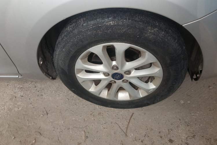 Used Ford Focus 2013 Sedan Classic 1.8L Manual Base Model Right Front Wheel Hub