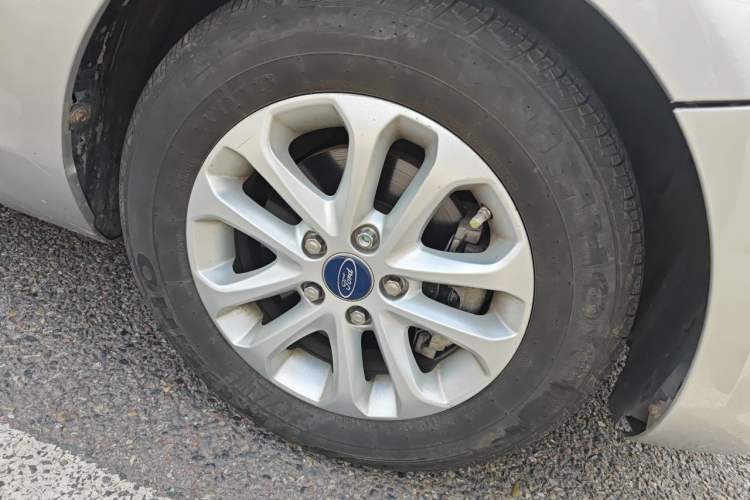 Used Ford Focus 2013 Sedan Classic 1.8L Automatic Base Model Right Front Wheel Hub