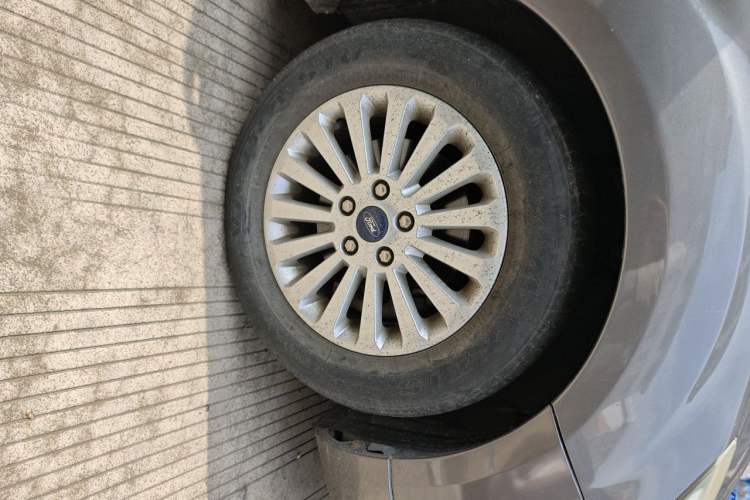 Used Ford Focus 2013 Hatchback Classic 1.8L Automatic Fashion Edition Right Front Wheel Hub