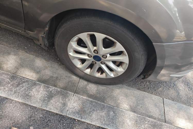 Used Ford Focus 2013 Sedan Classic 1.8L Manual Base Model Right Front Wheel Hub