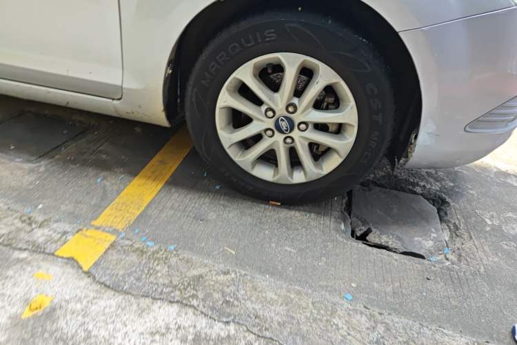 Used Ford Focus 2013 Sedan Classic 1.8L Automatic Base Model Right Front Wheel Hub