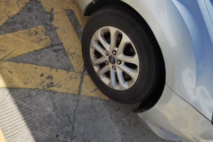 Used Ford Focus 2013 Sedan Classic 1.8L Manual Base Model Right Front Wheel Hub