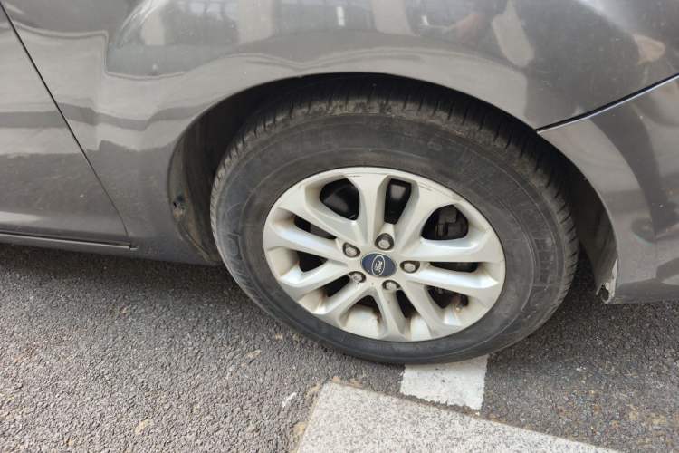 Used Ford Focus 2013 Sedan Classic 1.8L Manual Base Model Right Front Wheel Hub