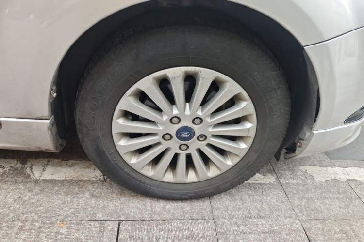 Used Ford Focus 2013 Hatchback Classic 1.8L Automatic Fashion Edition Right Front Wheel Hub