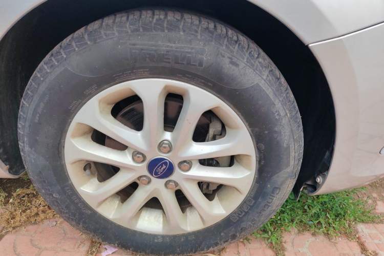 Used Ford Focus 2013 Hatchback Classic 1.8L Automatic Base Model Right Front Wheel Hub