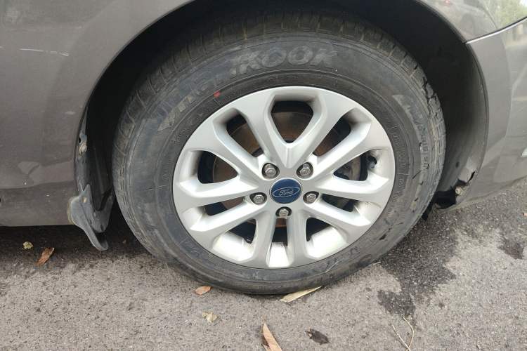 Used Ford Focus 2013 Sedan Classic 1.8L Manual Base Model Right Front Wheel Hub